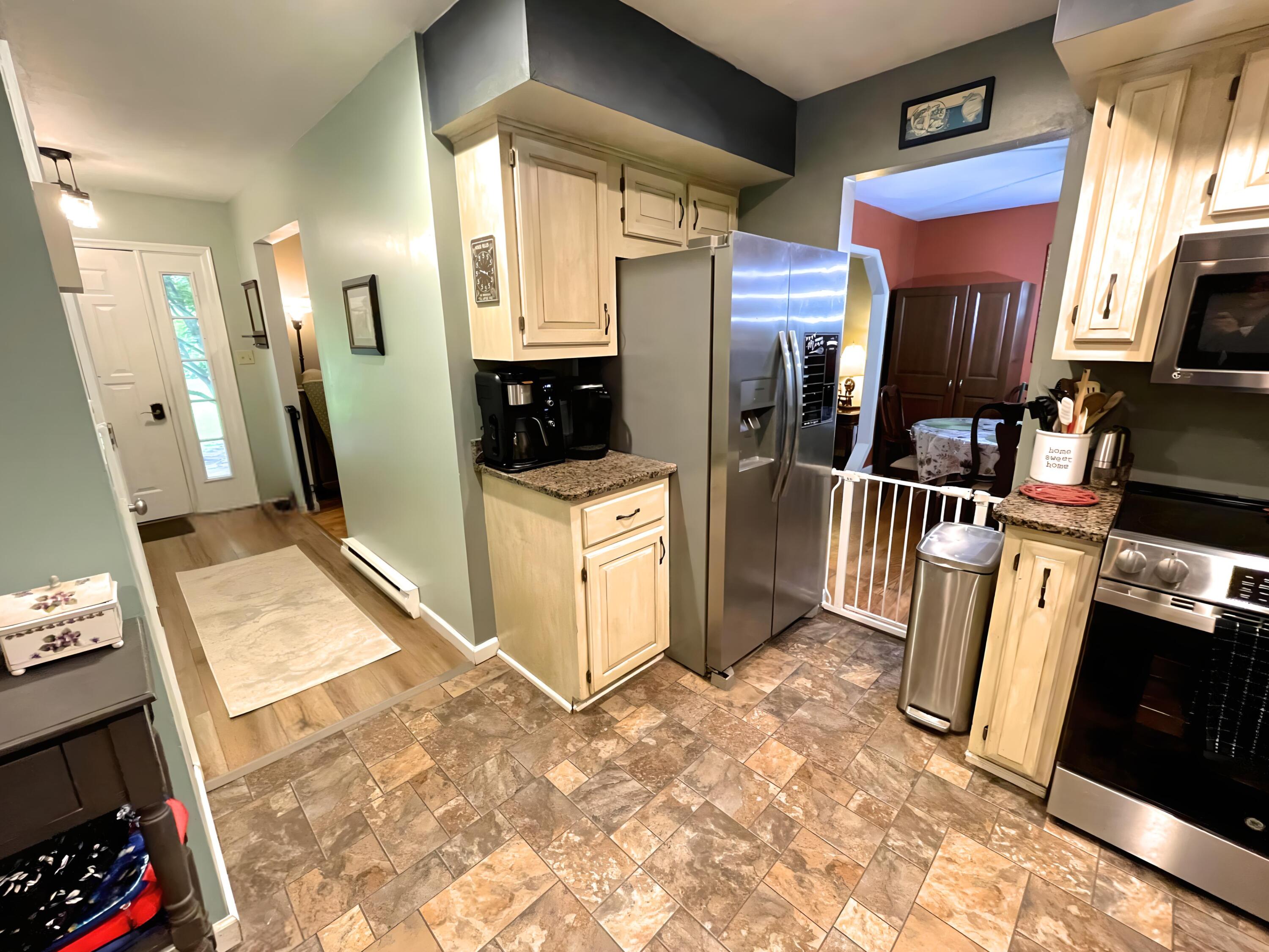719 Homestead Avenue Effort, PA 18330 - Photo 10 of 33 Kitchen