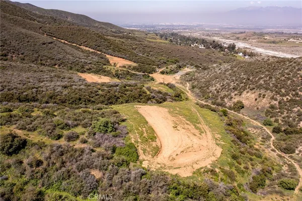 a view of a dry yard