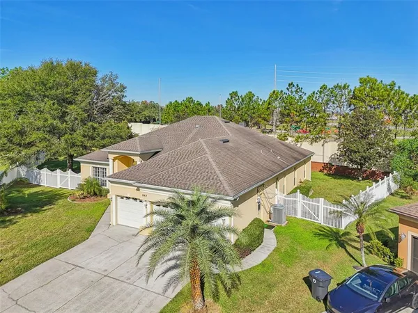a view of a house with a yard