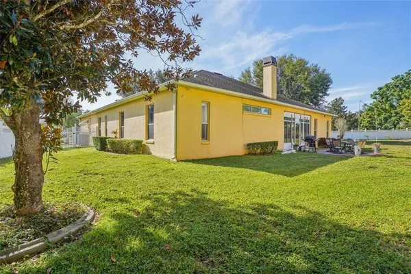 a view of a house with backyard