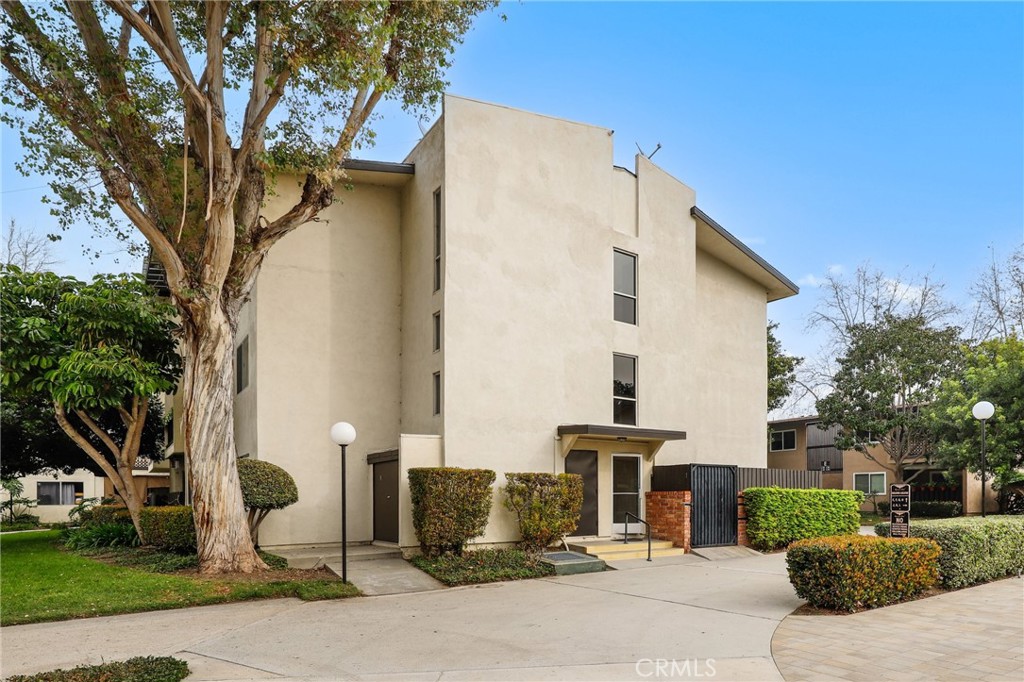 12200 Montecito Road, Unit D301 Seal Beach, CA 90740 - Photo 27 of 28 a front view of a house with garden and plants