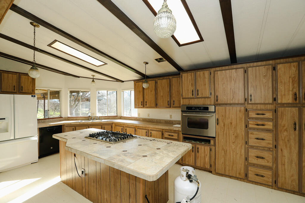 19019 Olinda Road Anderson, CA 96007 - Photo 13 of 48 19019 Olinda (12)