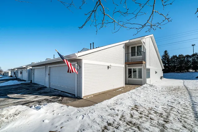 $274,900 | 372 Hartford Square, Unit 6, Hartford, WI 53027