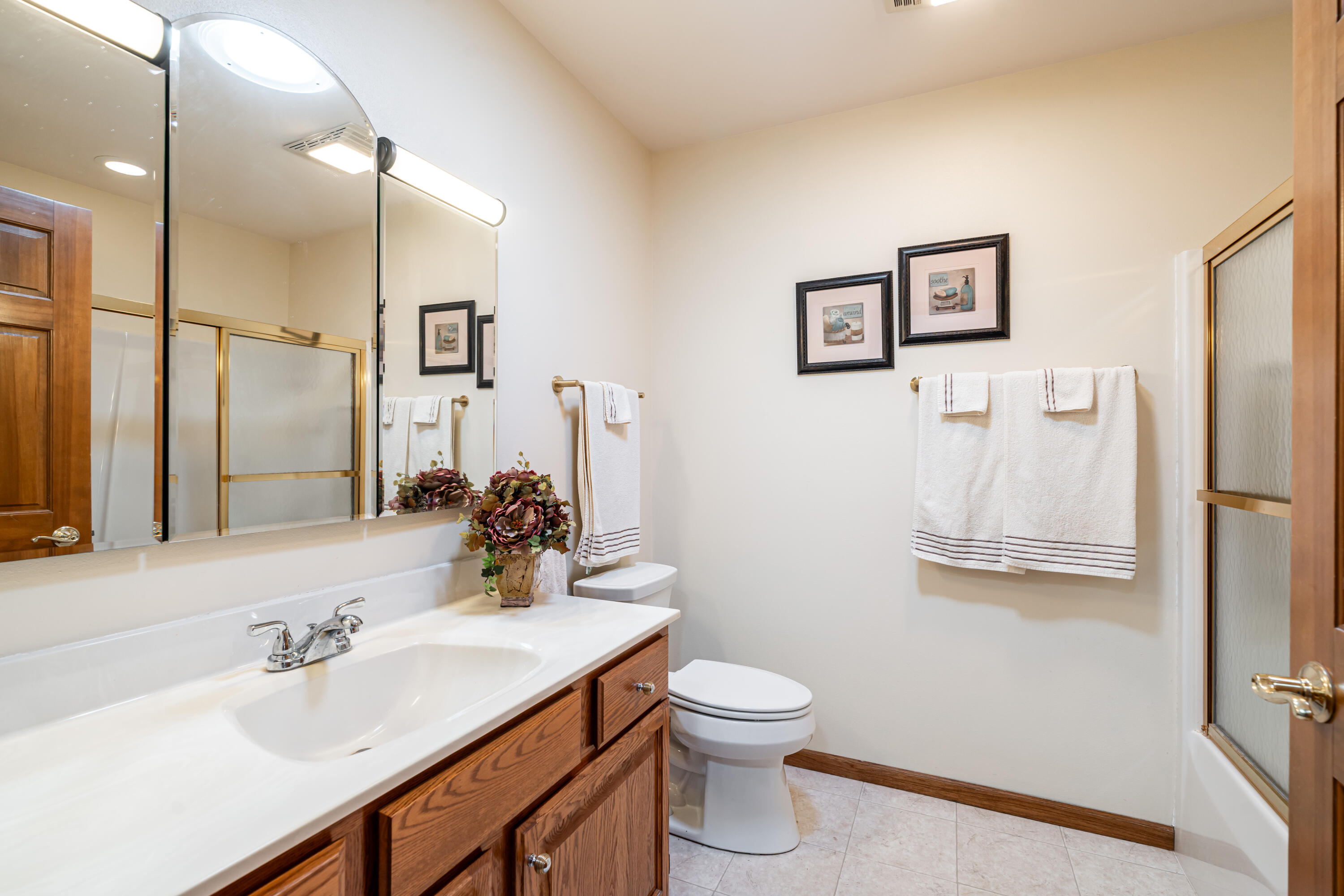 372 Hartford Square, Unit 6 Hartford, WI 53027 - Photo 12 of 36 Main Bathroom