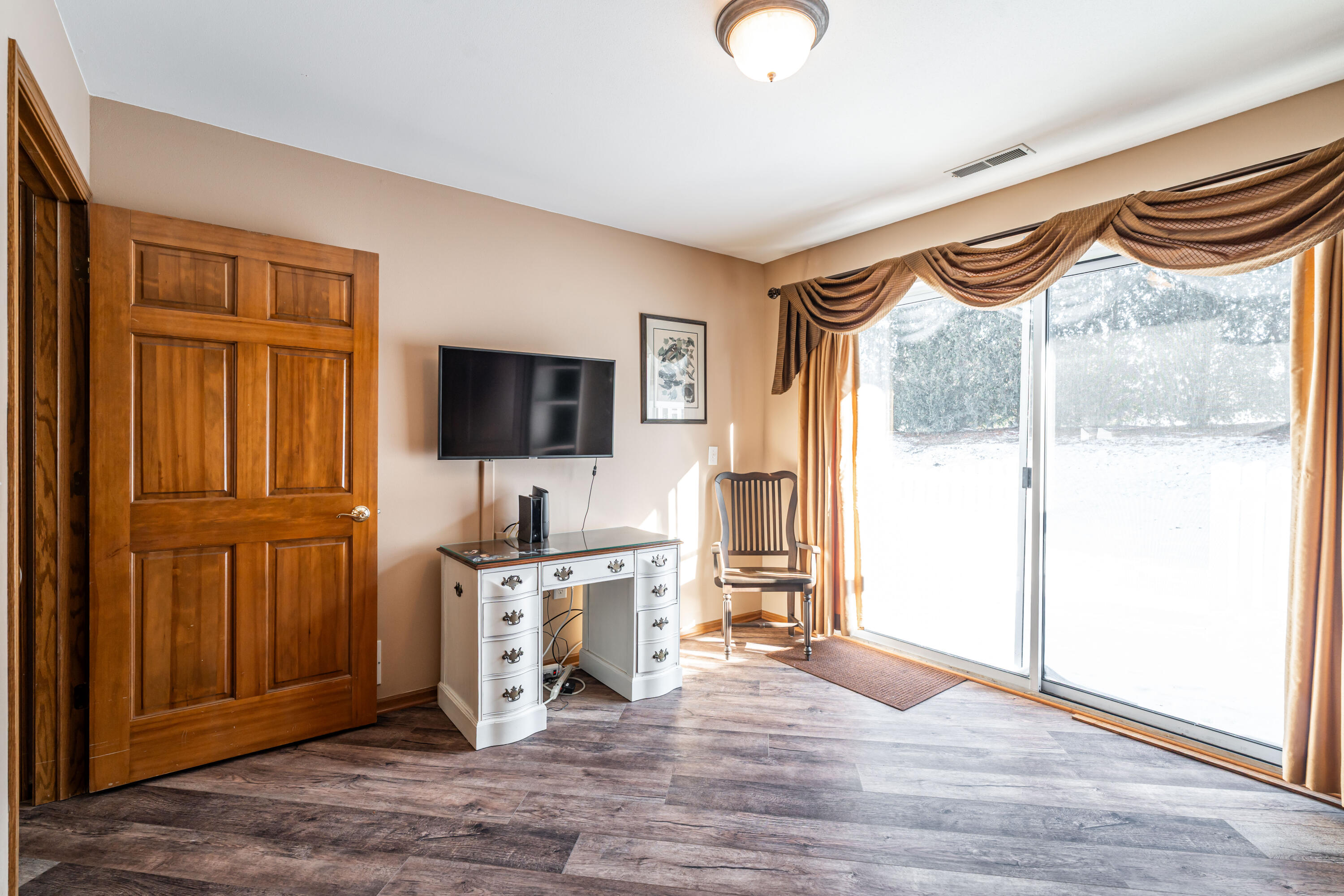 372 Hartford Square, Unit 6 Hartford, WI 53027 - Photo 20 of 36 Bedroom 2