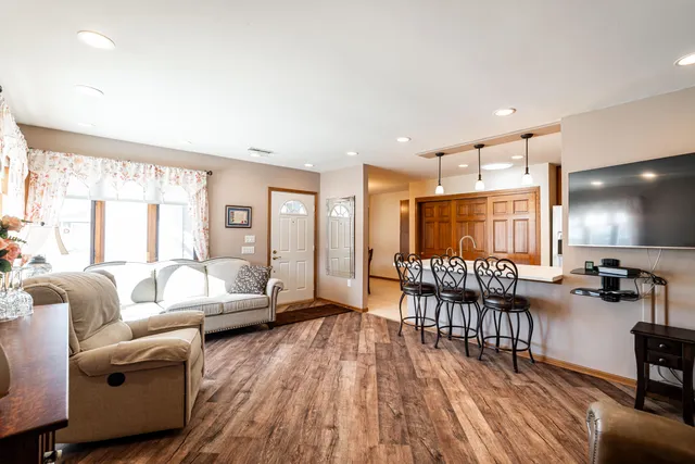$274,900 | 372 Hartford Square, Unit 6, Hartford, WI 53027