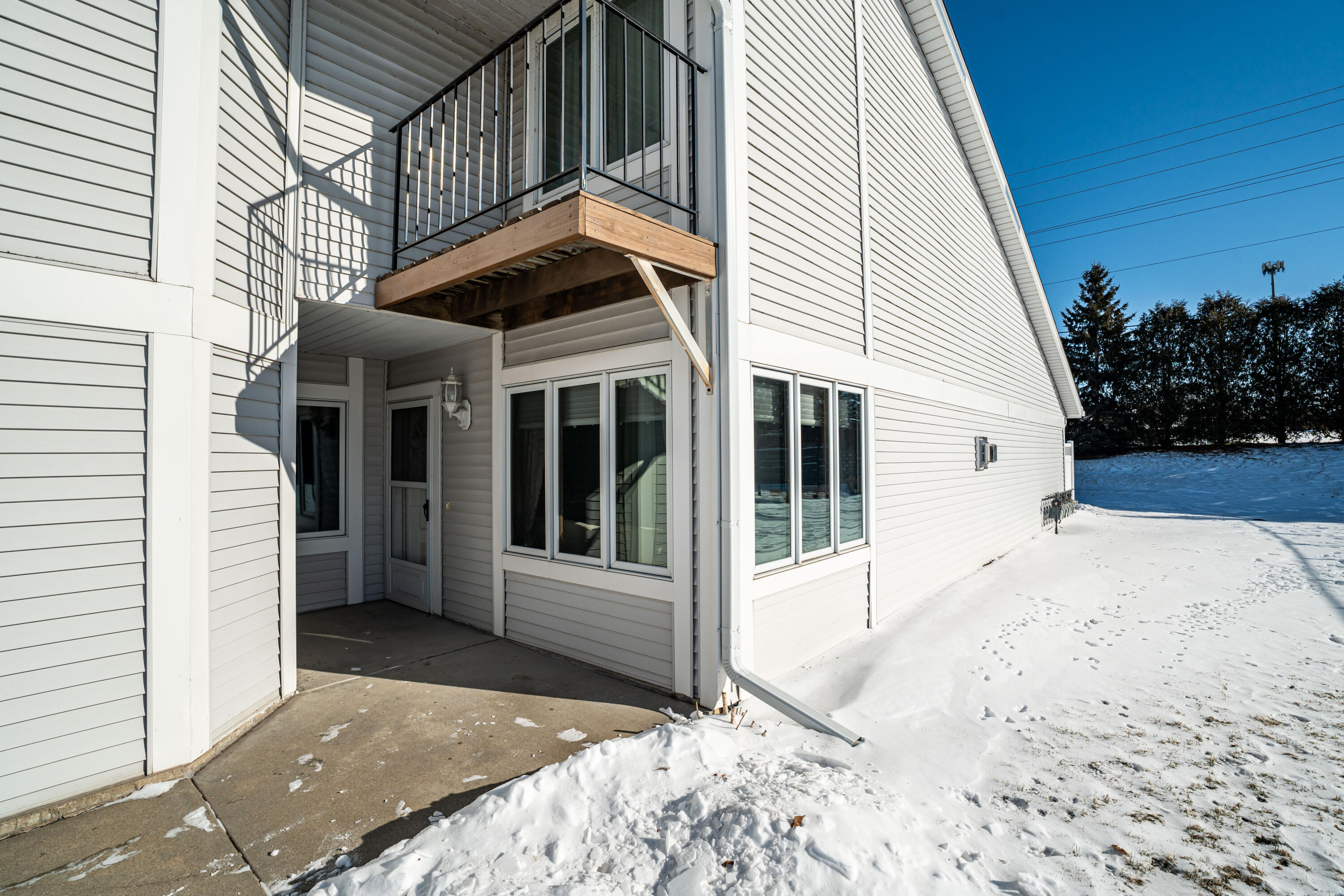 372 Hartford Square, Unit 6 Hartford, WI 53027 - Photo 22 of 36 Entrance