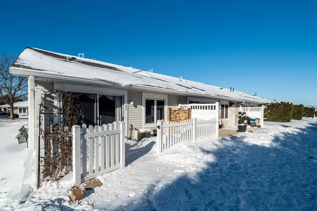 $274,900 | 372 Hartford Square, Unit 6, Hartford, WI 53027