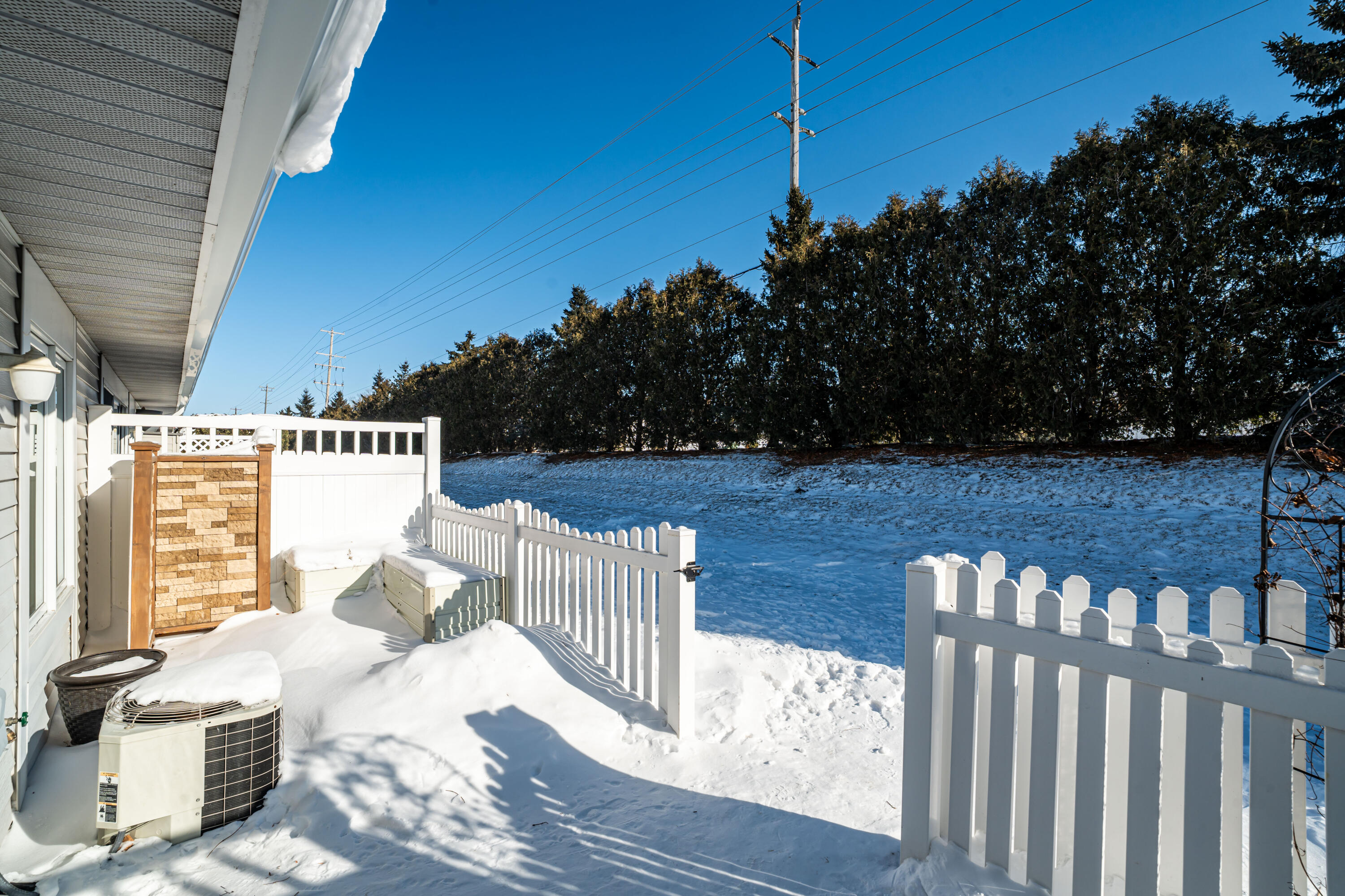 372 Hartford Square, Unit 6 Hartford, WI 53027 - Photo 27 of 36 Back Yard