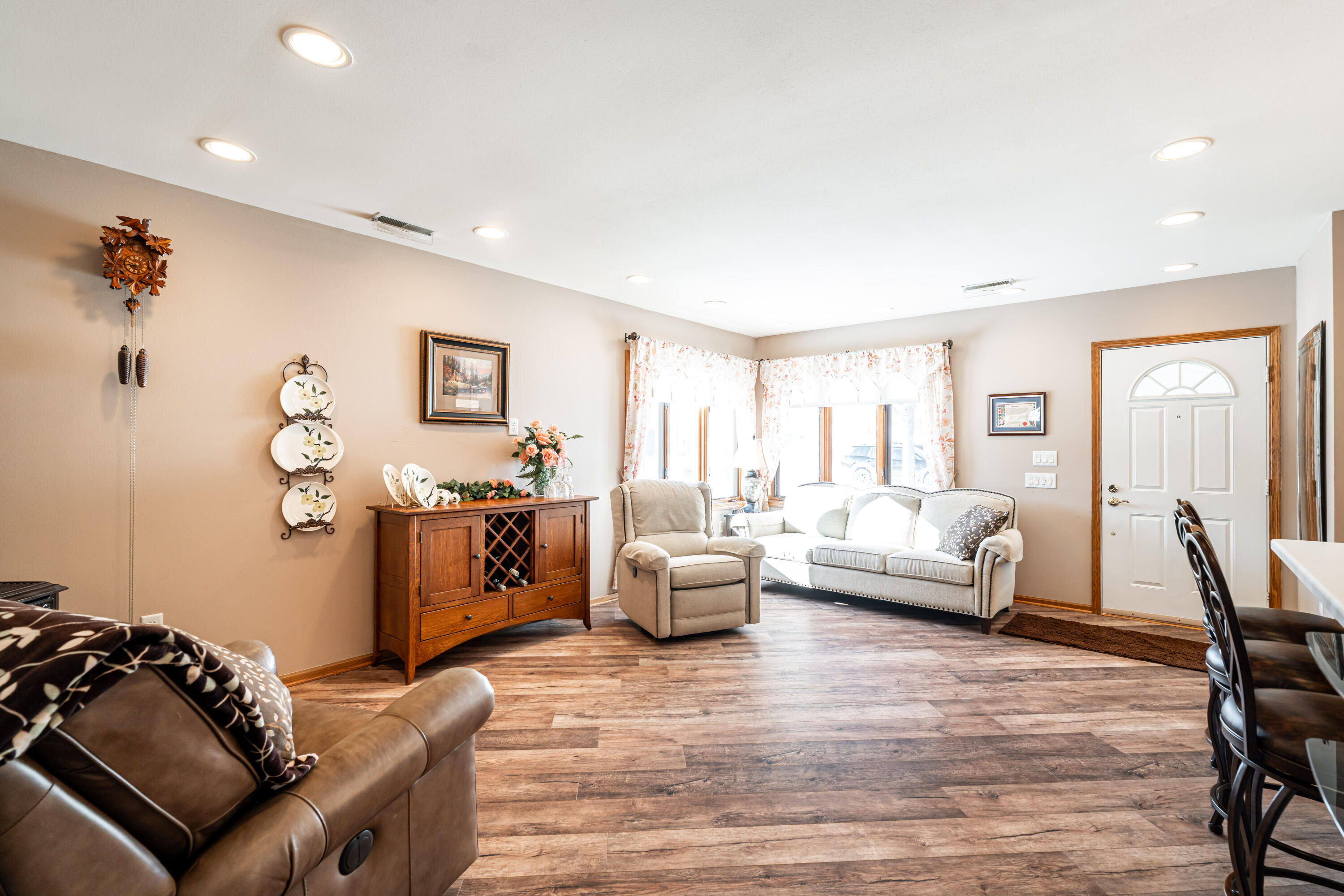372 Hartford Square, Unit 6 Hartford, WI 53027 - Photo 3 of 36 Living Room