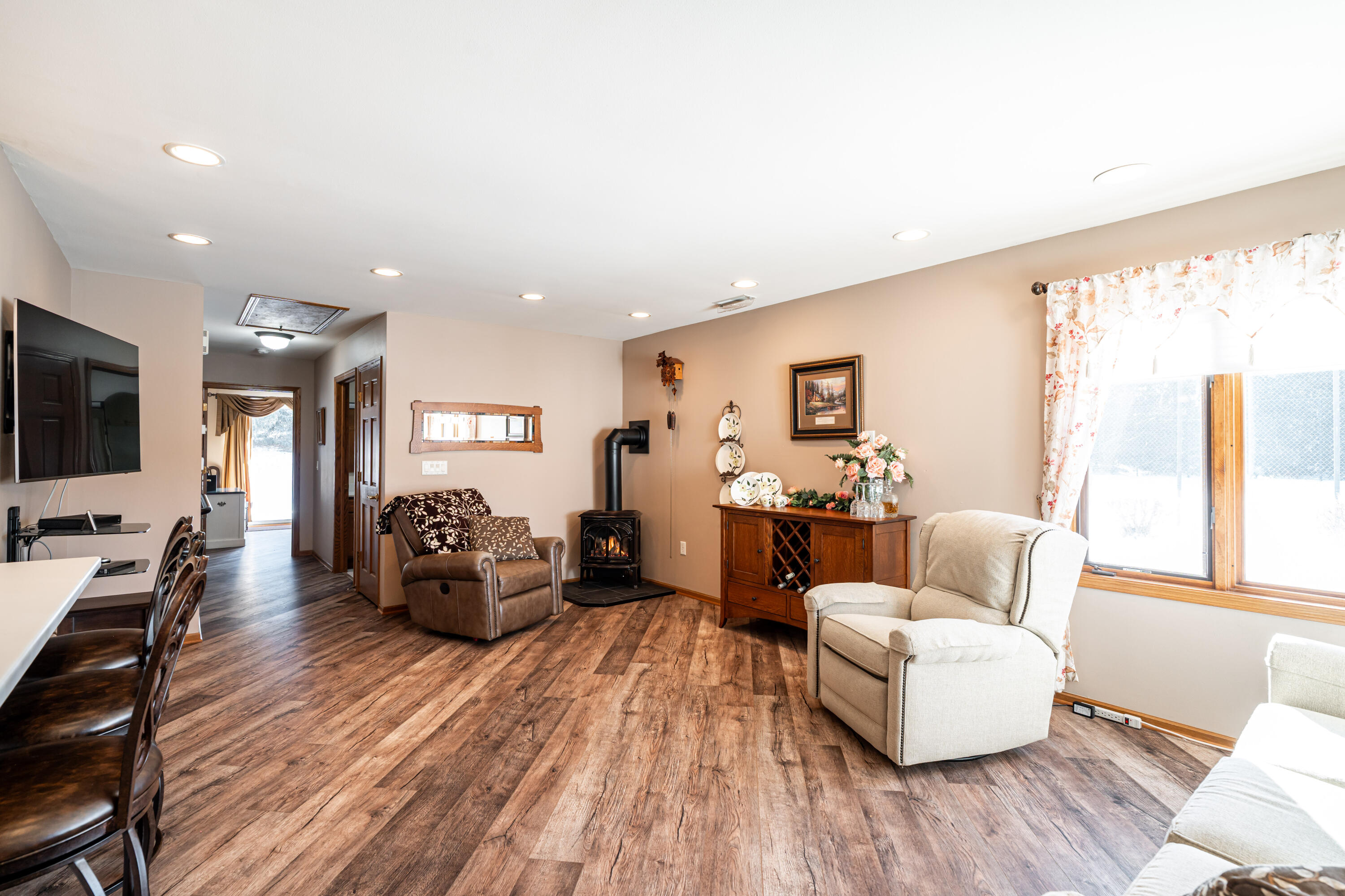 372 Hartford Square, Unit 6 Hartford, WI 53027 - Photo 4 of 36 Living Room