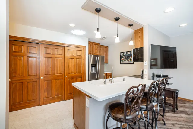 $274,900 | 372 Hartford Square, Unit 6, Hartford, WI 53027