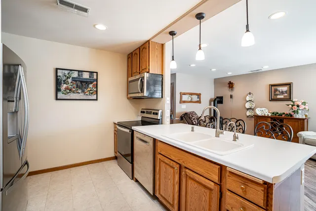 $274,900 | 372 Hartford Square, Unit 6, Hartford, WI 53027