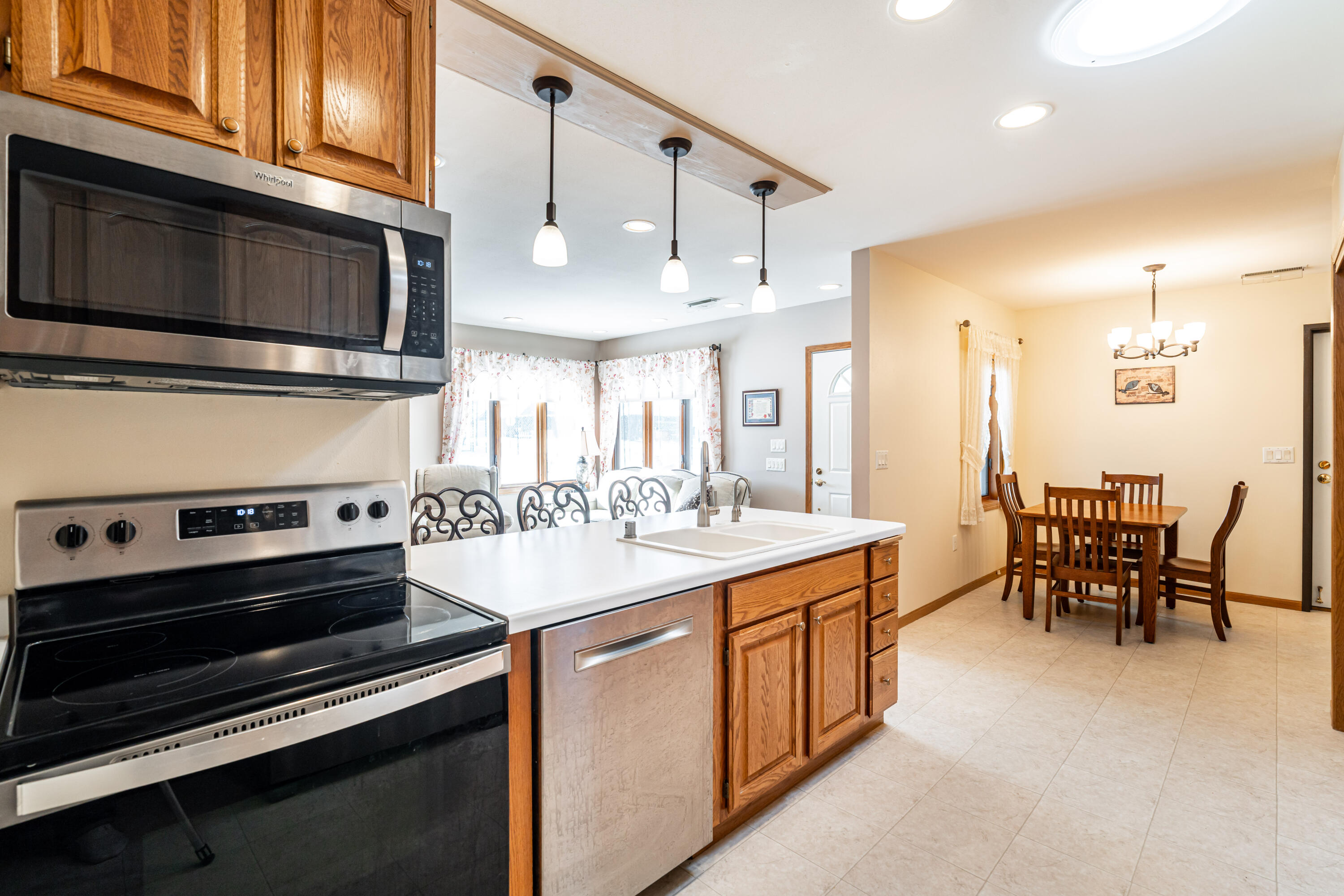 372 Hartford Square, Unit 6 Hartford, WI 53027 - Photo 8 of 36 Kitchen