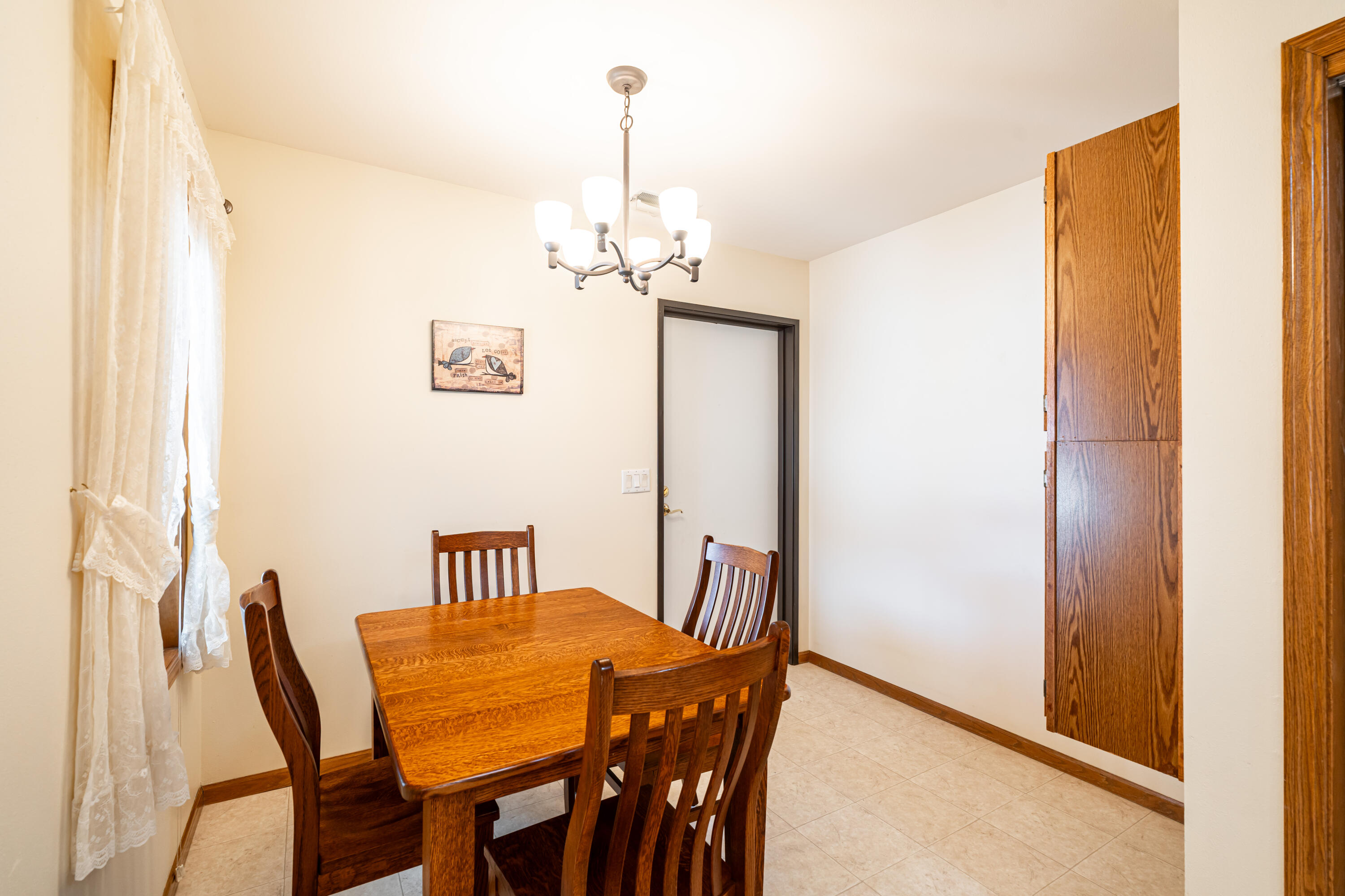 372 Hartford Square, Unit 6 Hartford, WI 53027 - Photo 10 of 36 Dining Area