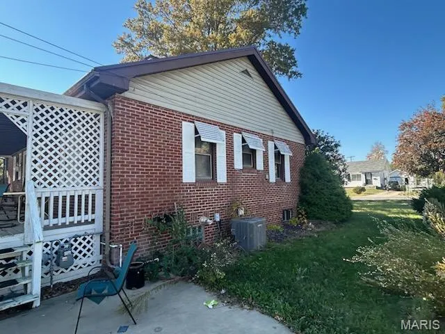 $133,000 | 220 South Pine Street, St. Elmo, IL 62458