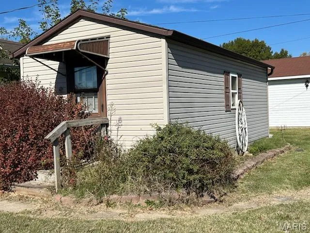 $133,000 | 220 South Pine Street, St. Elmo, IL 62458