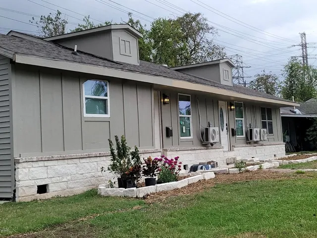 a view of a house with yard and sitting area