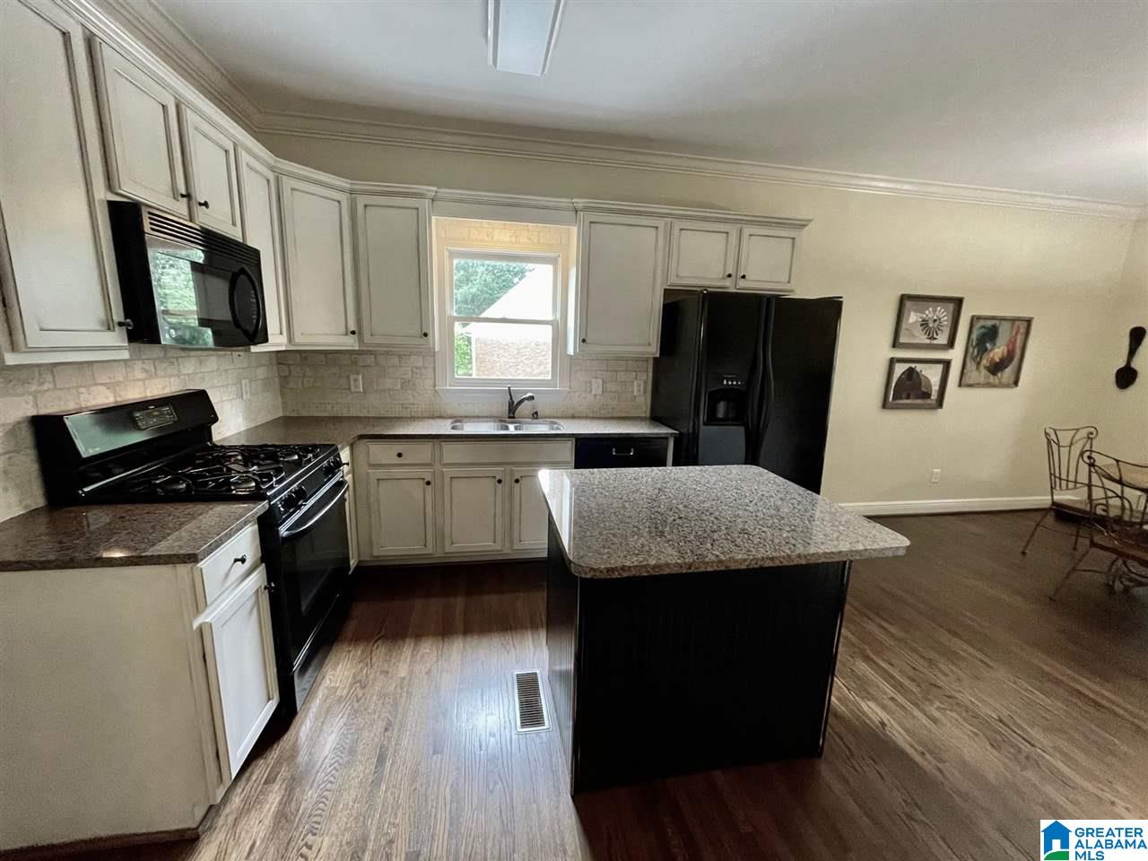 1046 Crest Road Leeds, AL 35094 - Photo 5 of 36