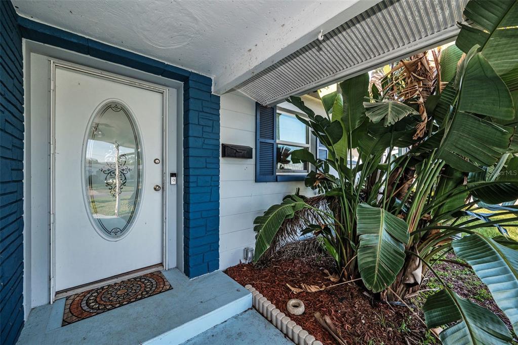 11077 87th Avenue Seminole, FL 33772 - Photo 4 of 32 a front view of a house with garden