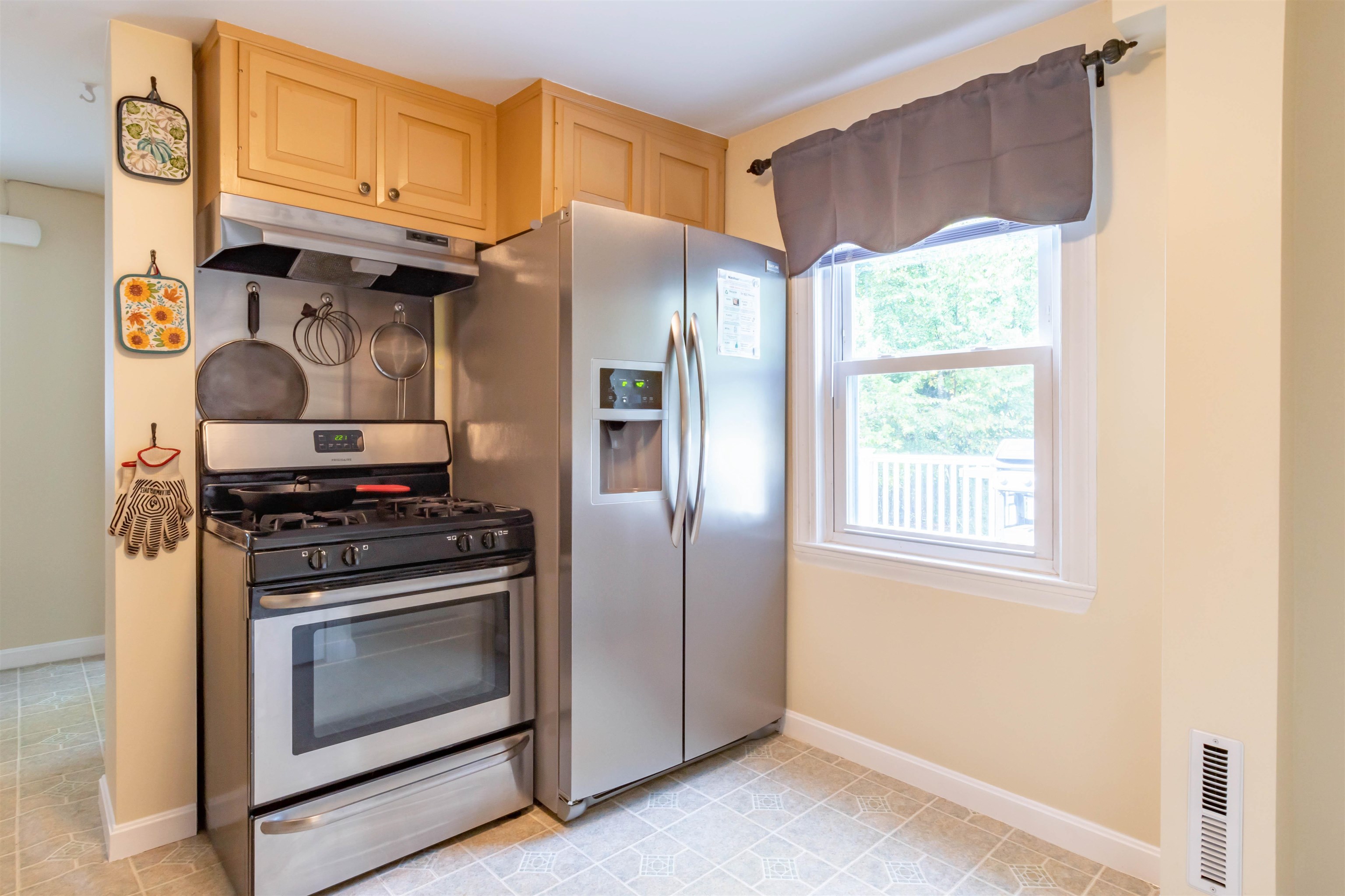 58 Taylor Street Nashua, NH 03060 - Photo 23 of 41