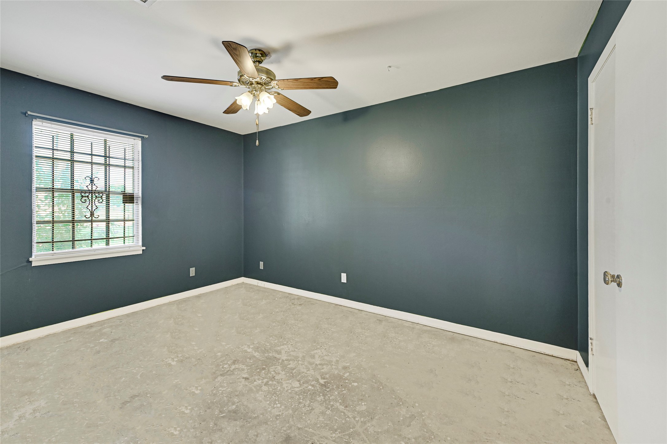 5510 Aldine Bender Road Houston, TX 77032 - Photo 11 of 24 en empty room with window and ceiling fan
