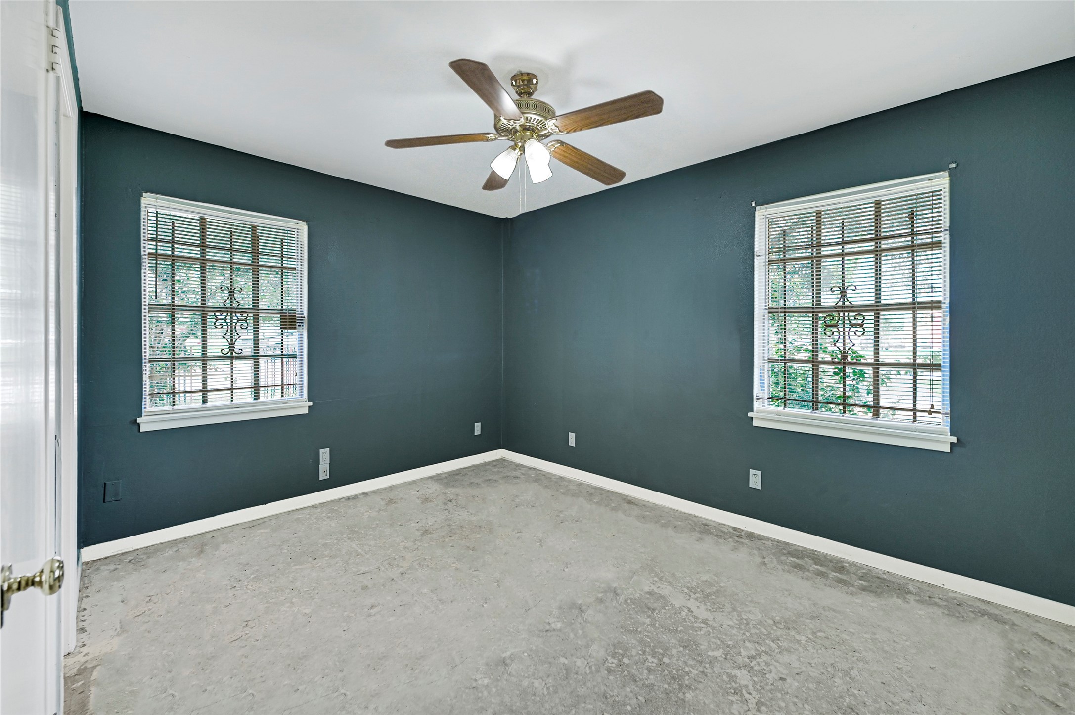 5510 Aldine Bender Road Houston, TX 77032 - Photo 12 of 24 an empty room with ceiling fan and window