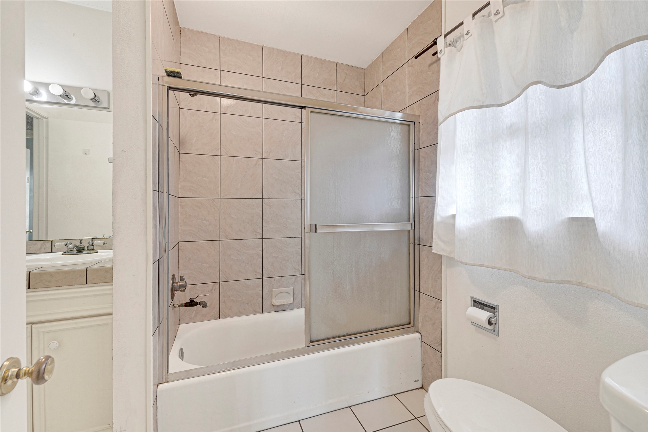 5510 Aldine Bender Road Houston, TX 77032 - Photo 14 of 24 a bathroom with a shower and a toilet