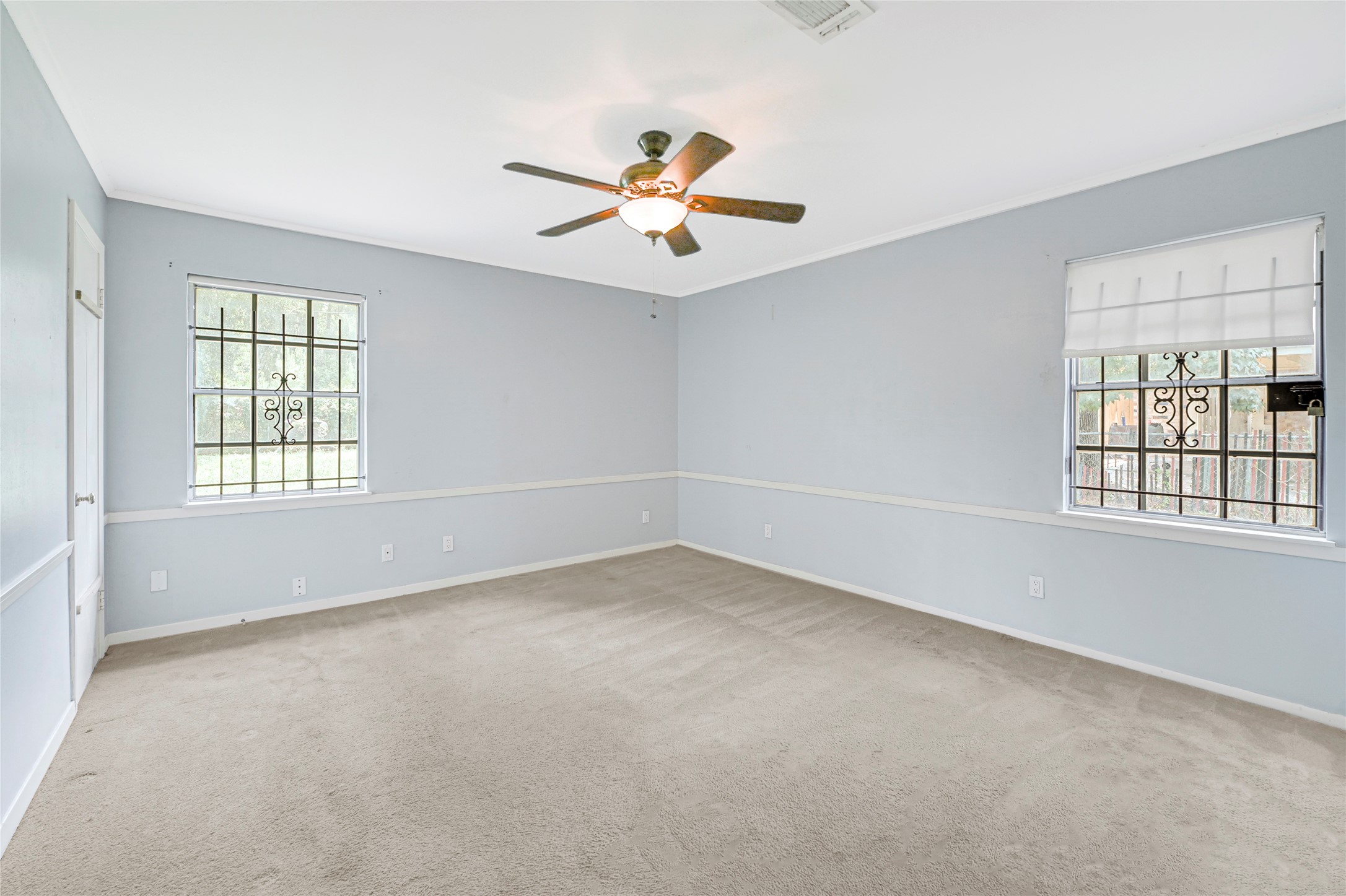 5510 Aldine Bender Road Houston, TX 77032 - Photo 16 of 24 an empty room with windows and ceiling fan