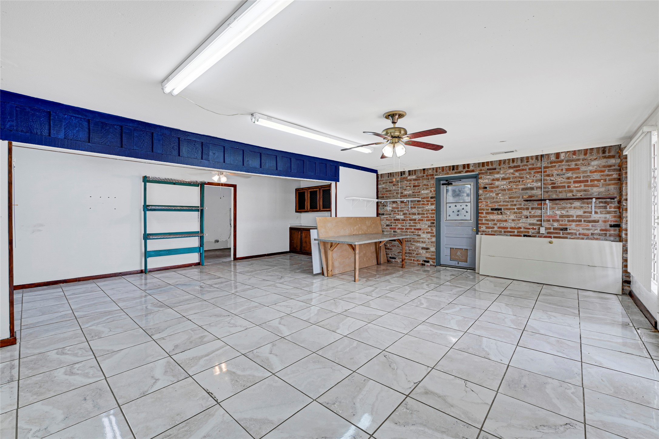 5510 Aldine Bender Road Houston, TX 77032 - Photo 21 of 24 a view of a livingroom with furniture and white walls