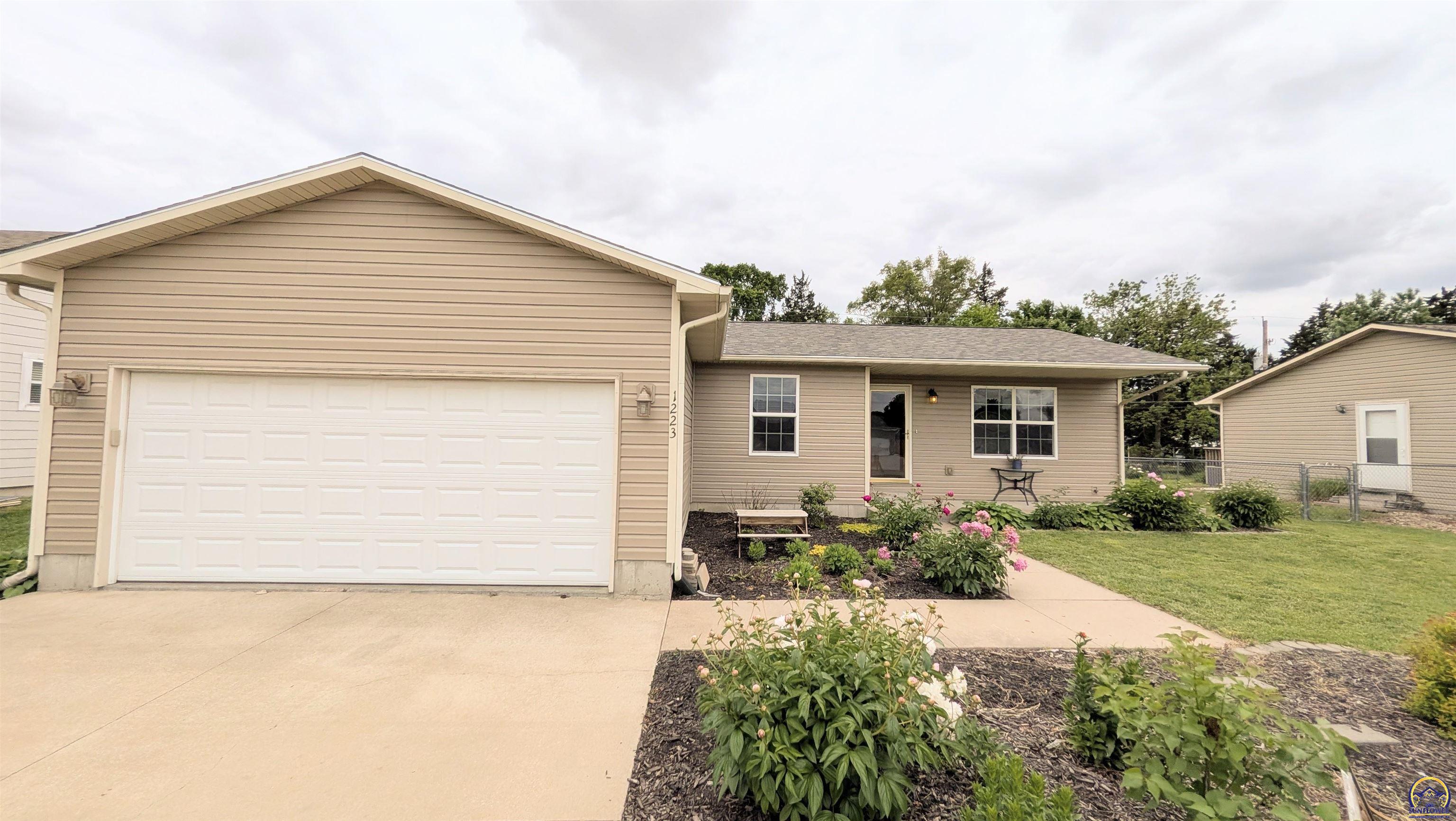1223 Riley Avenue Emporia, KS 66801 - Photo 2 of 43