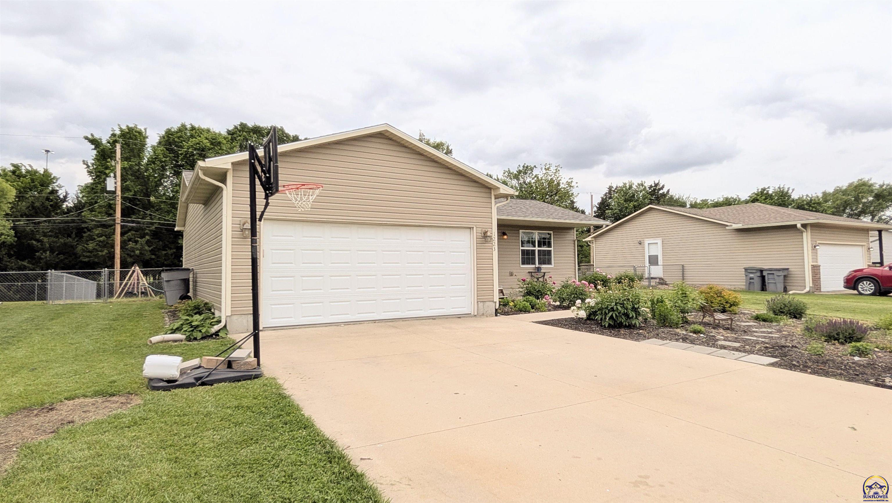 1223 Riley Avenue Emporia, KS 66801 - Photo 3 of 43