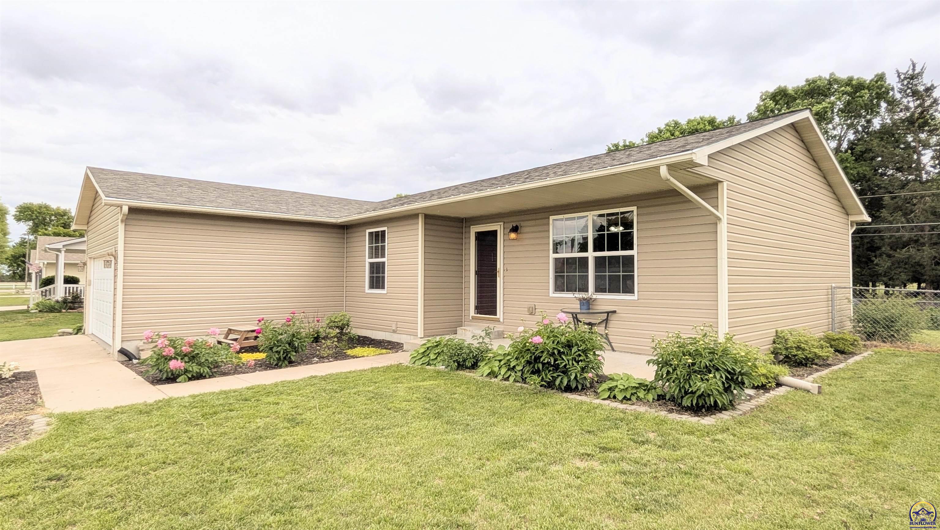 1223 Riley Avenue Emporia, KS 66801 - Photo 4 of 43
