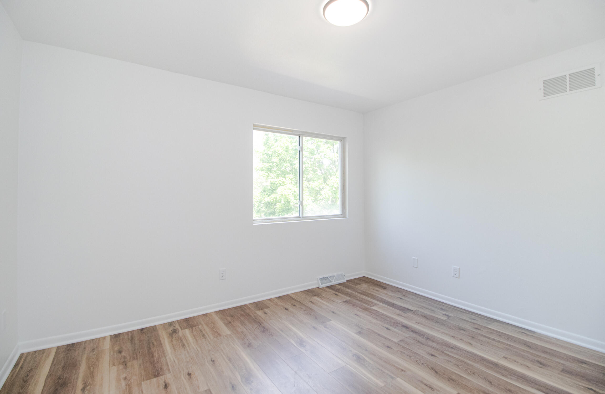 1410 South River Road New Berlin, WI 53151 - Photo 22 of 41 Bedroom 1