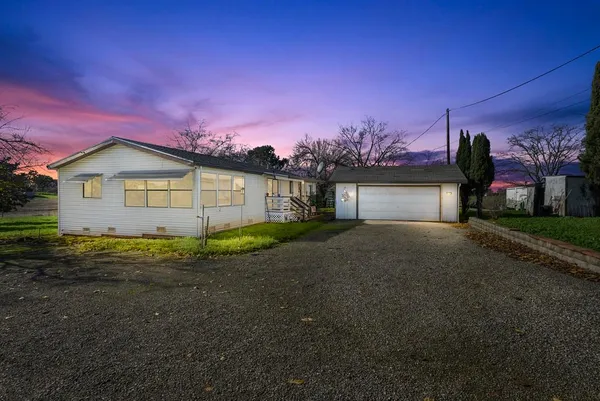 a view of a house with a backyard