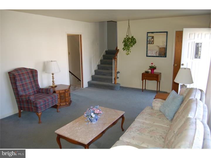 1002 Piper Road Wilmington, DE 19803 - Photo 5 of 16 Living Room