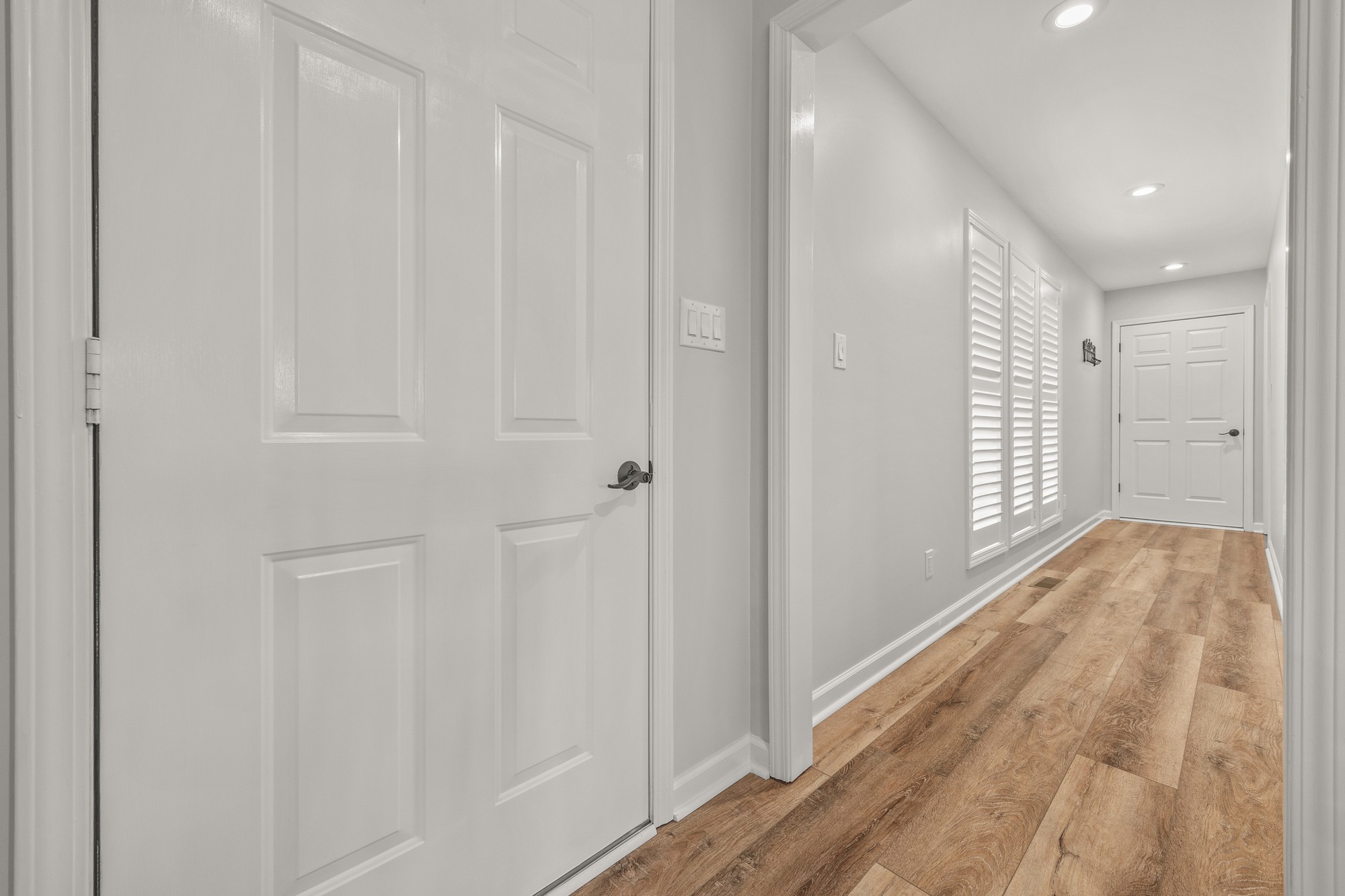 998 Highland Trail Sparta, TN 38583 - Photo 14 of 43 a view of a hallway with wooden floor and closet area