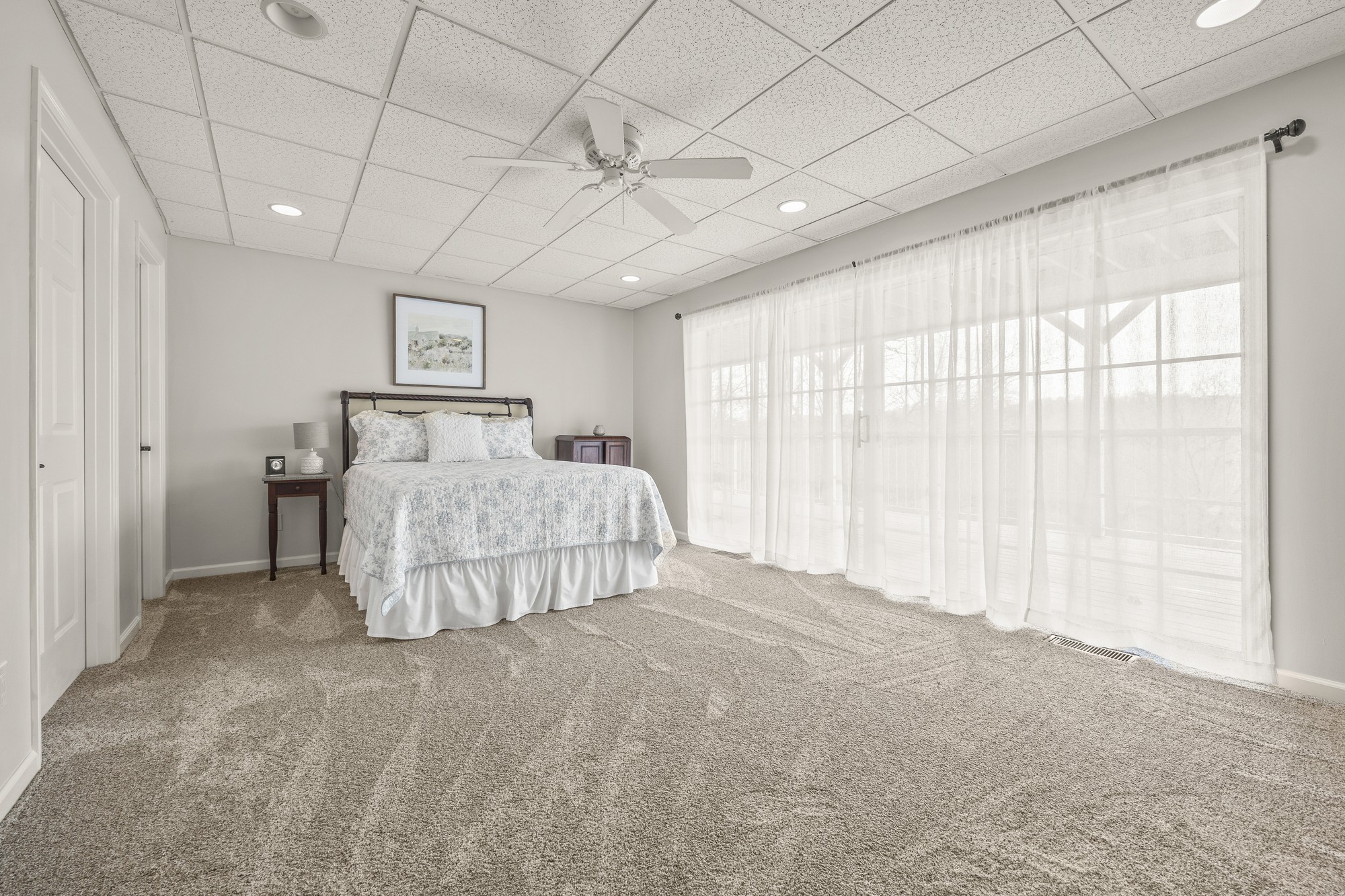 998 Highland Trail Sparta, TN 38583 - Photo 19 of 43 a spacious bedroom with a large bed and a large window