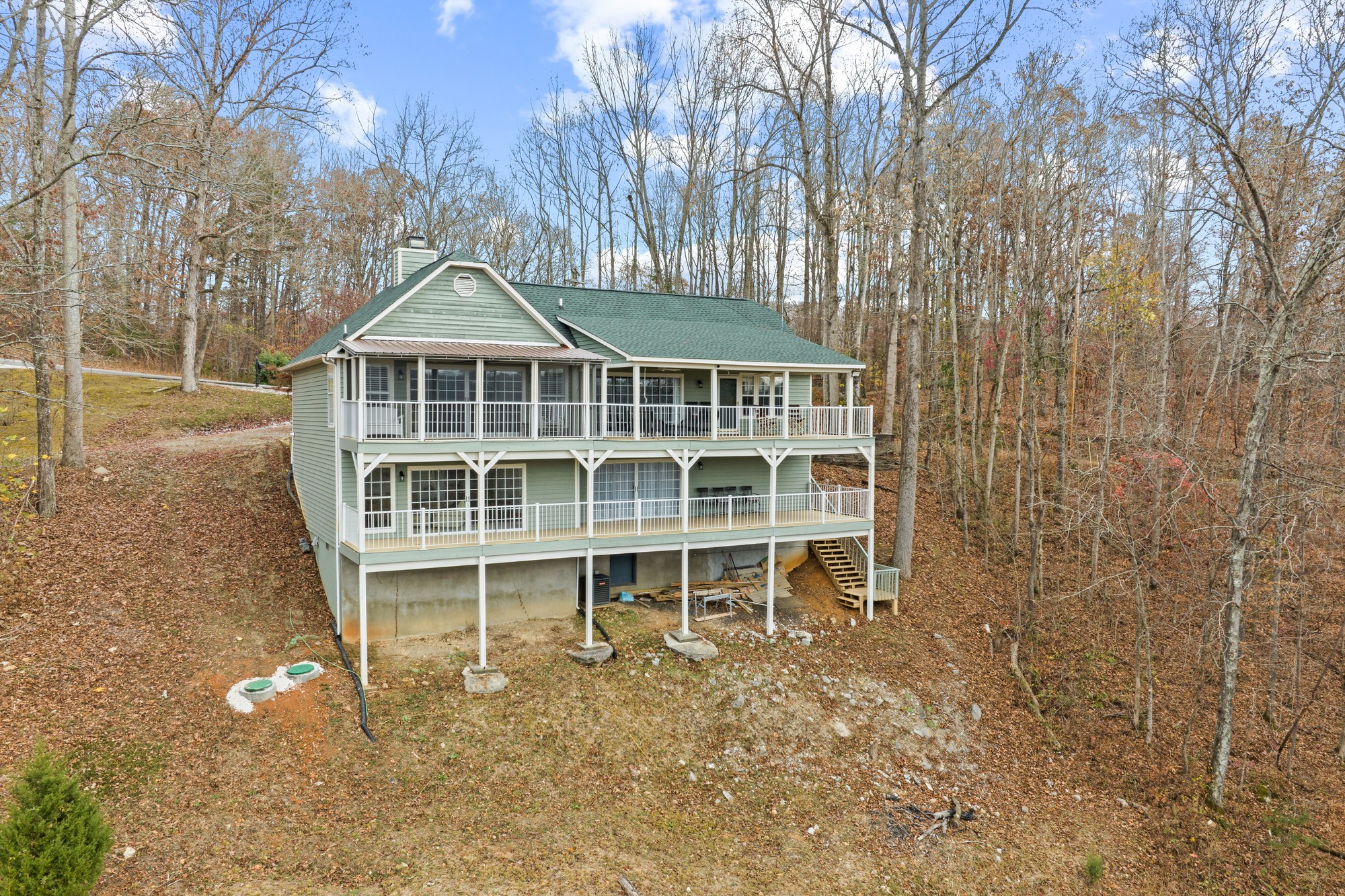 998 Highland Trail Sparta, TN 38583 - Photo 34 of 43 front view of a house with a yard