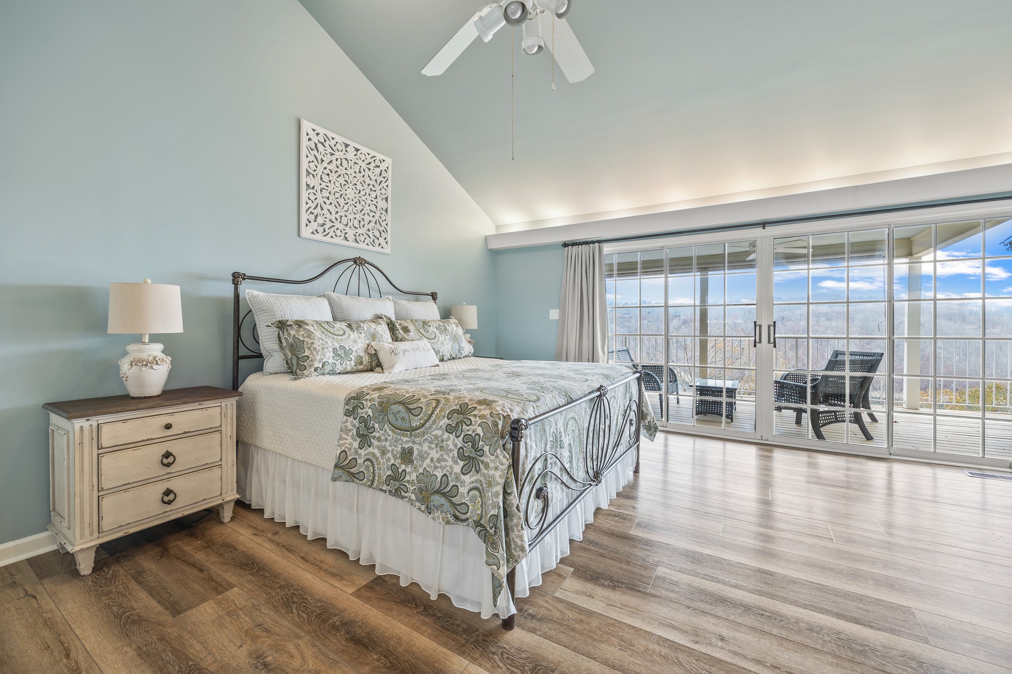 998 Highland Trail Sparta, TN 38583 - Photo 10 of 43 a bedroom with a bed and a large window