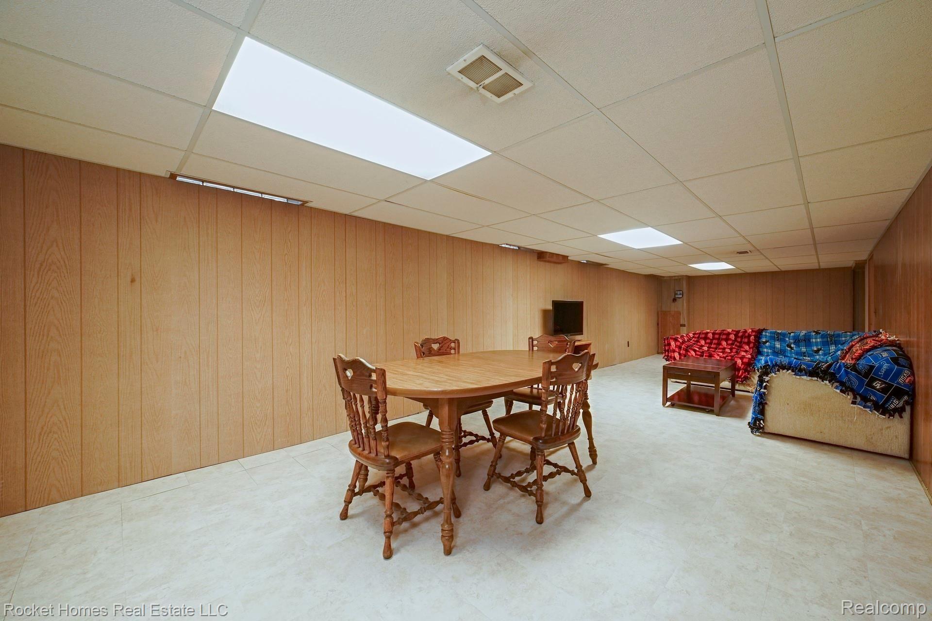 14523 Newburgh Road Livonia, MI 48154 - Photo 22 of 31 021-photo-family-room-8870858.jpg