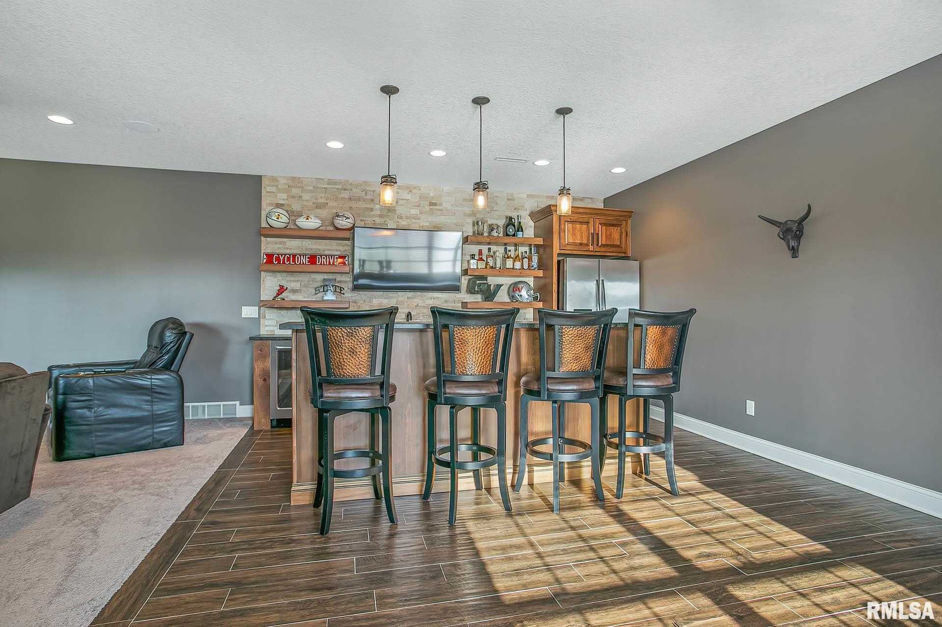 6463 Cardinal Road Bettendorf, IA 52722 - Photo 33 of 46 Gallery Image 33