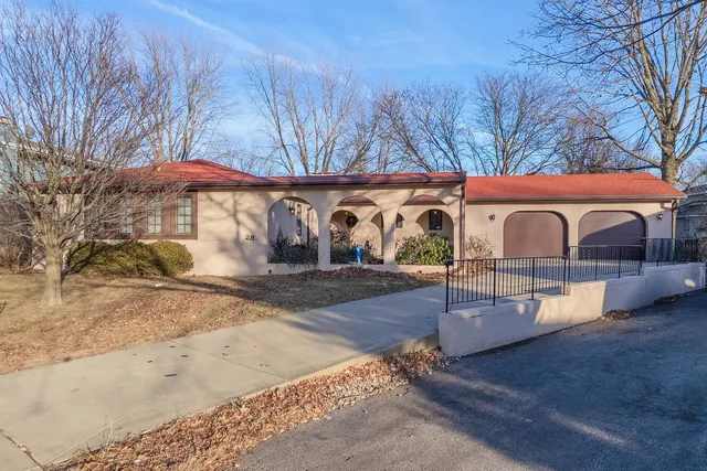 $269,000 | 28 Chatsford Court, Bloomington, IL 61704