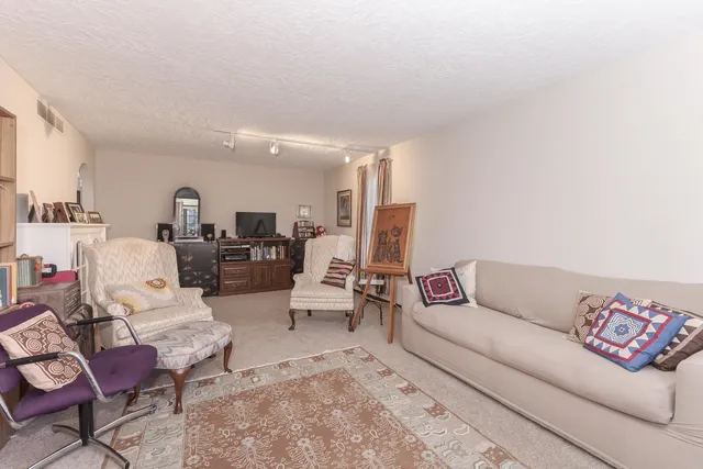 $269,000 | 28 Chatsford Court, Bloomington, IL 61704