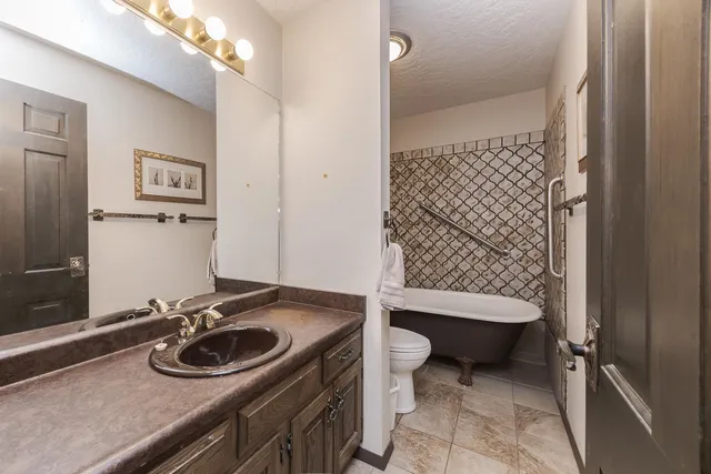 $269,000 | 28 Chatsford Court, Bloomington, IL 61704