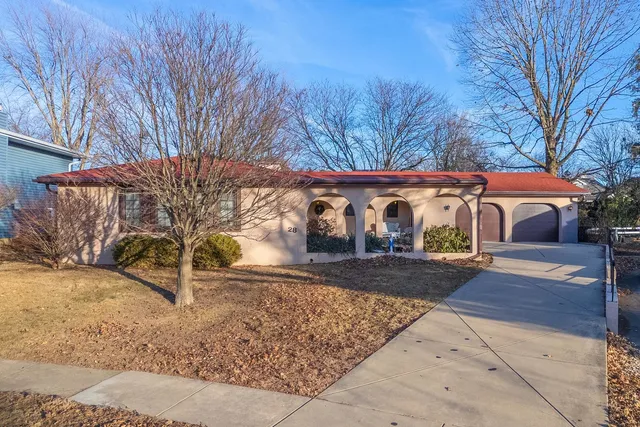 $269,000 | 28 Chatsford Court, Bloomington, IL 61704