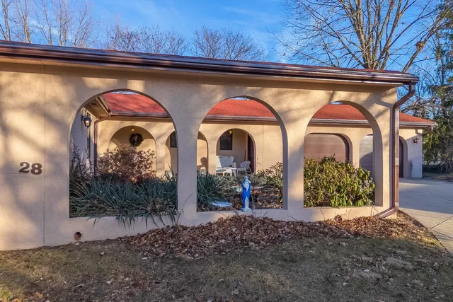 $269,000 | 28 Chatsford Court, Bloomington, IL 61704