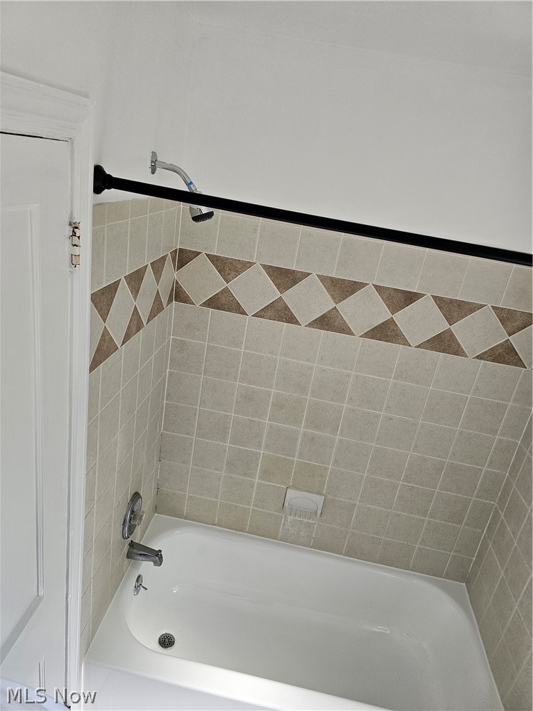 1147 Mayfield Ridge Road Cleveland, OH 44124 - Photo 17 of 23 Bathroom with tiled shower / bath