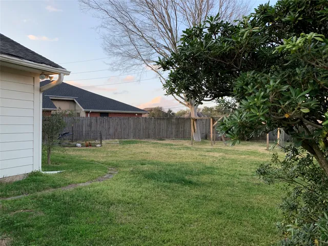 a view of a house with backyard and garden
