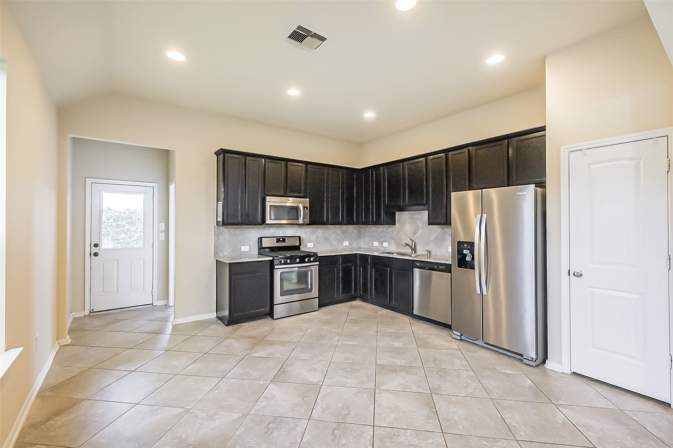 10103 Blue Point Juniper Drive Houston, TX 77075 - Photo 12 of 28 Kitchn/Dining Area